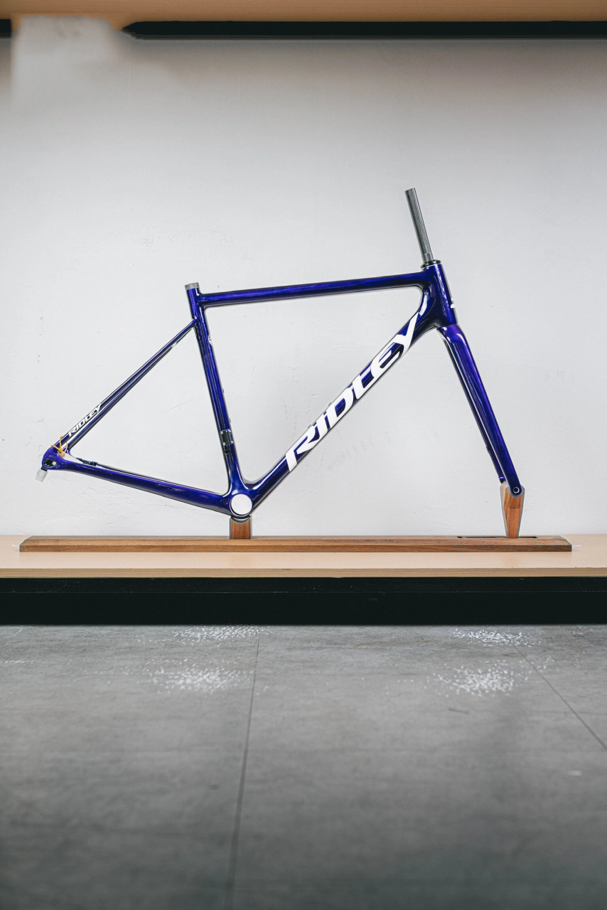 轻量刚性全内走线全定制ridley helium 重量700多克的全内走线碟刹