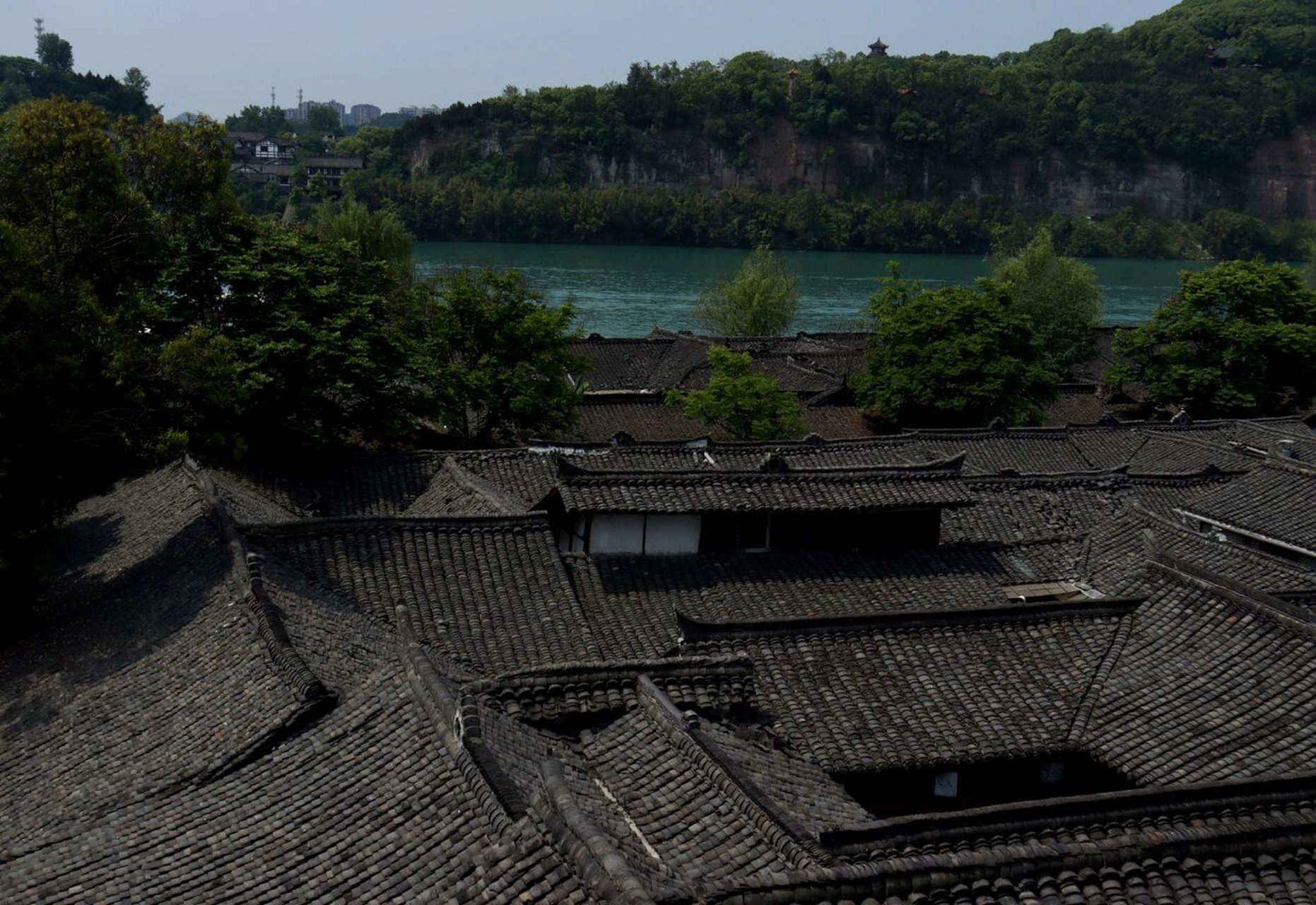 带上了自己的相机练手 站上了白塔公园的顶端收揽了阆中得景色 这个墨