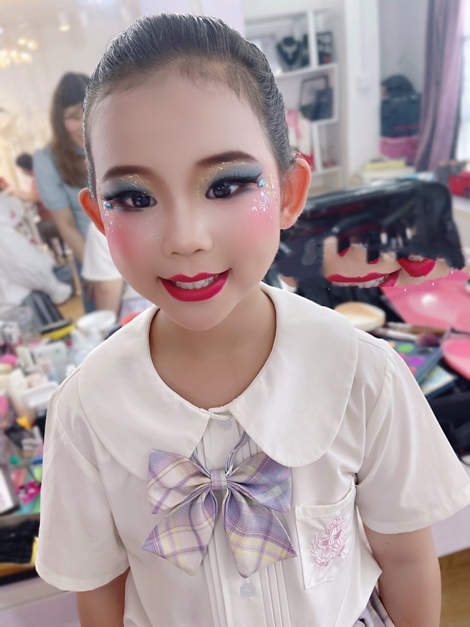 儿童舞台妆9497蓝色眼影舞蹈妆容 服装还没换上,是件蓝色的中国舞