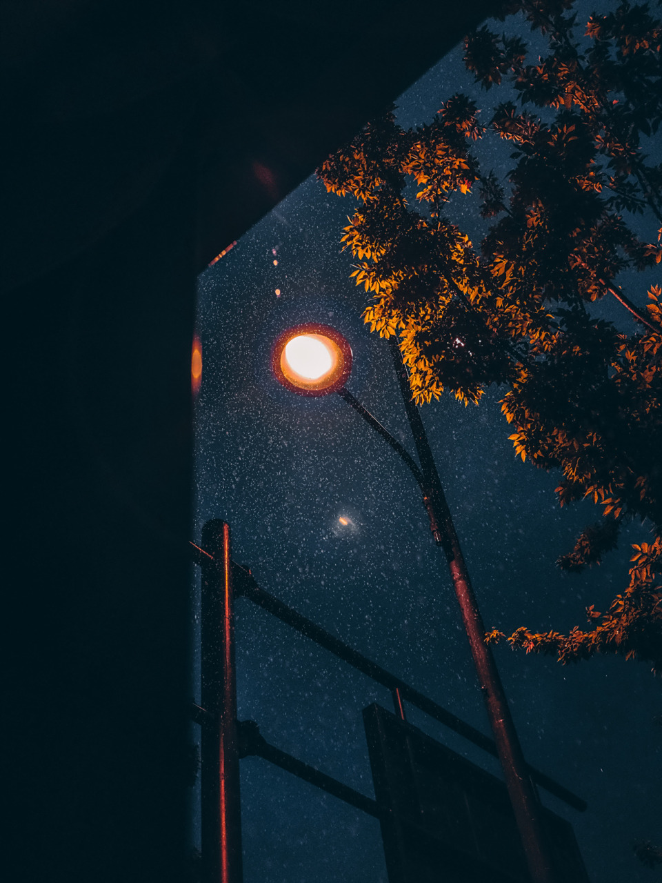 下雨天夜晚可以这样拍路灯 前天晚上下班下雨路边随手拍挺有感觉