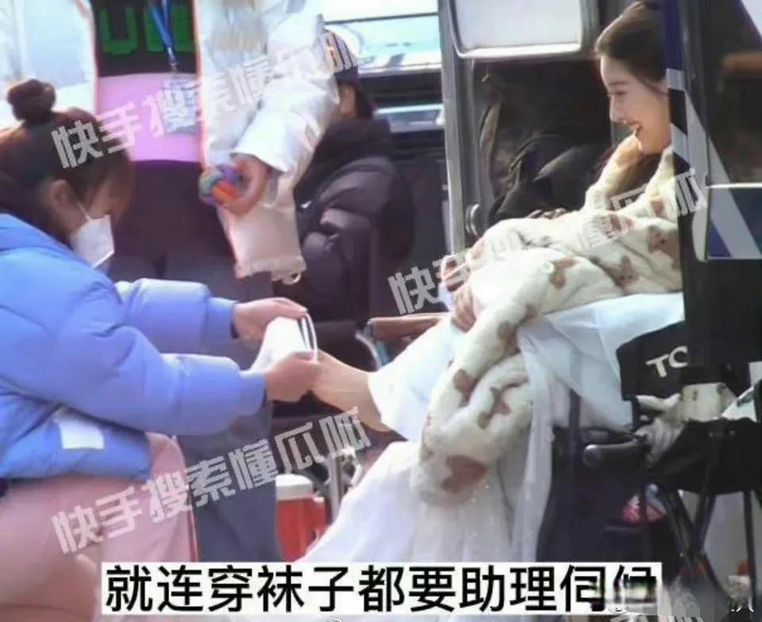 助理片场帮赵露思脱鞋穿袜子 赵露思被狗仔拍到助理帮她脱鞋穿袜子