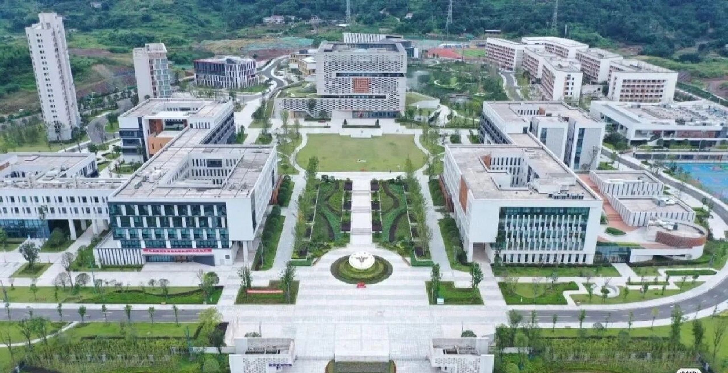 成都工业学院宜宾校区 欢迎报考的同学提问题哦免费提供新生群和录取
