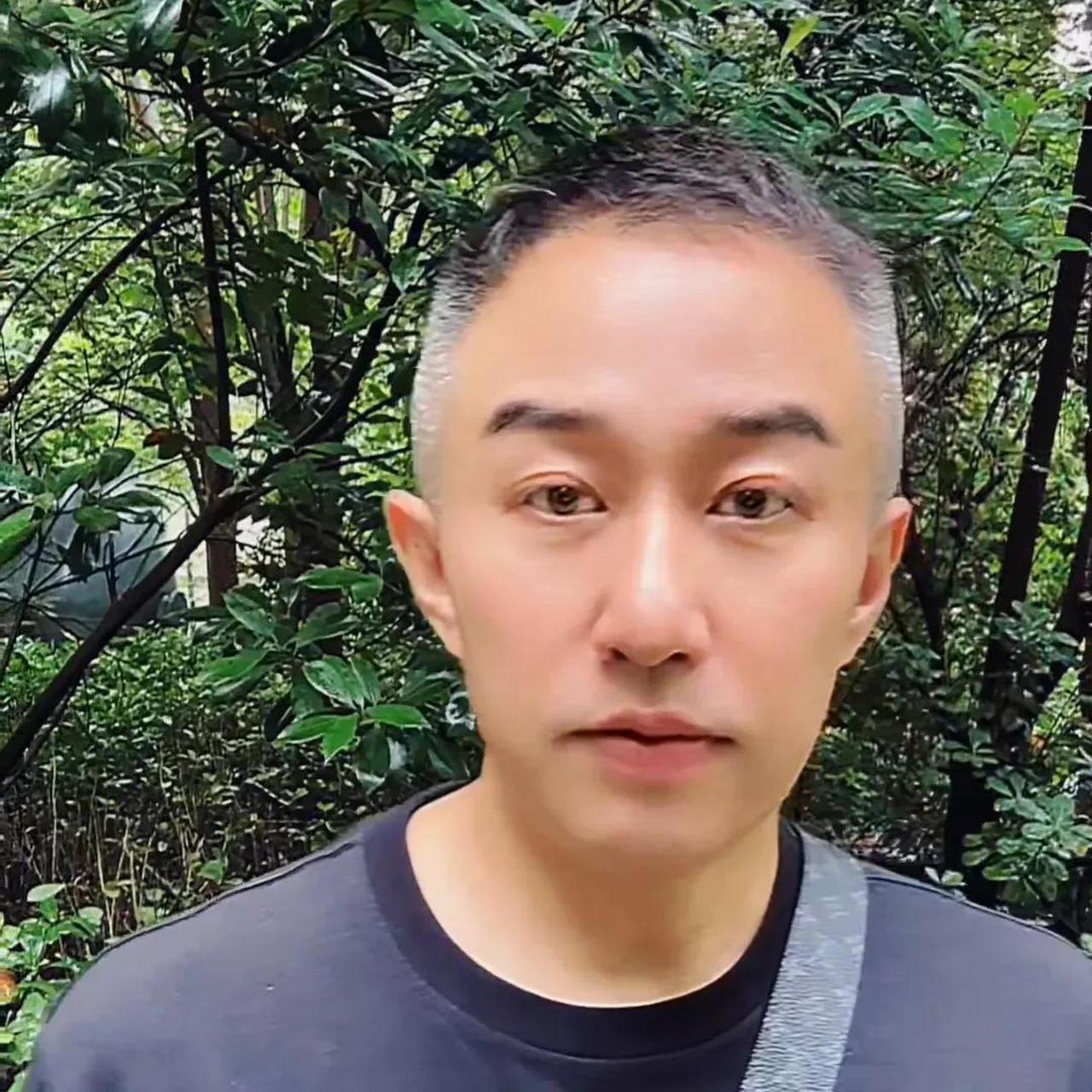 河南卫视某节目主持人郭晨冬在个人账号发文,无论是谁如果想见他,必须