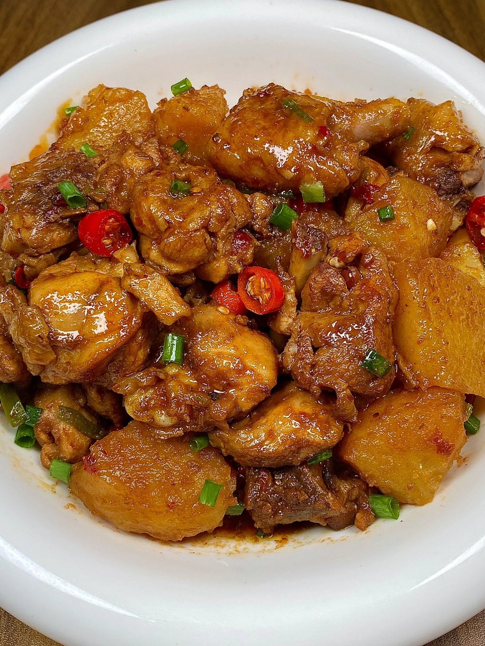 🍗食材:土豆2个,鸡腿4个,花椒粒,八角,葱蒜 🌶️
