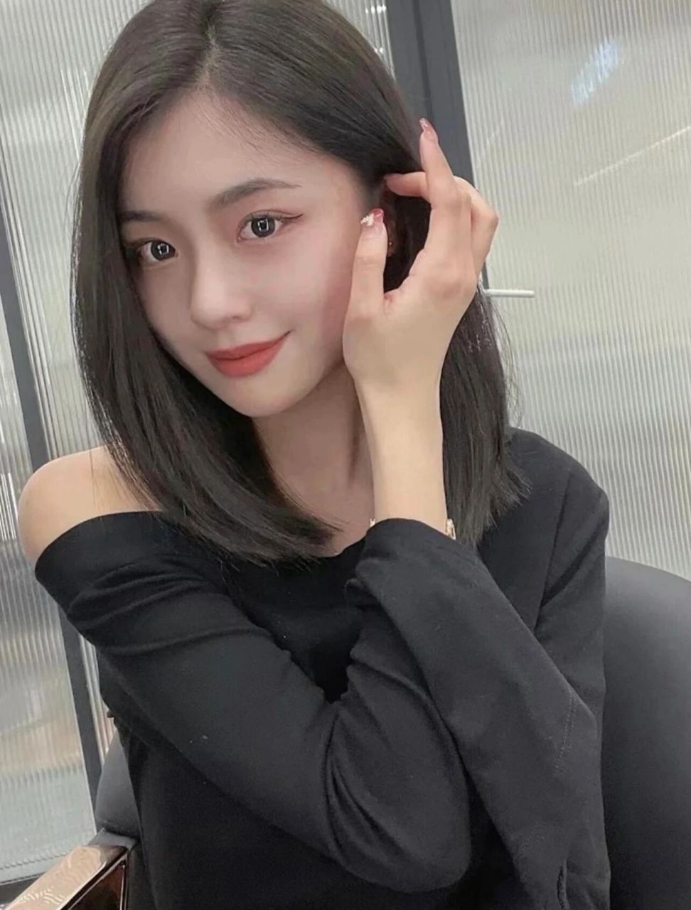 齐肩锁骨发不一样的高级感 适合方圆脸 这款发型 方脸 圆脸 把这个