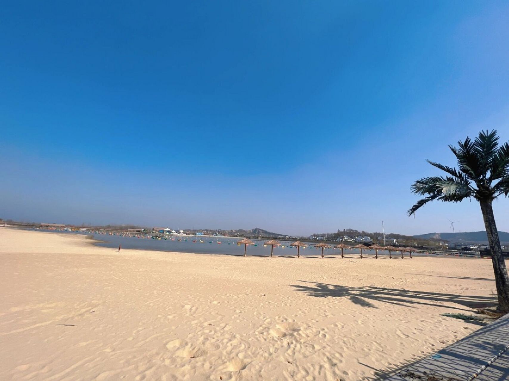 徐州—楼山湾景区 夏天来不错,现在里面很空,商铺都没有了 那个沙滩不