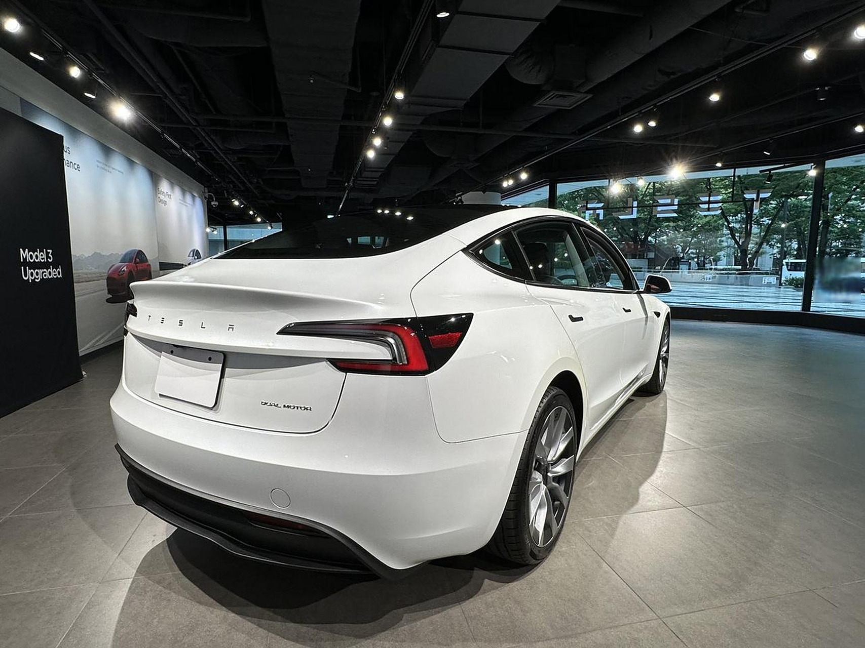 白色的新款特斯拉model 3 看着还不错,可惜国内要花钱选装【来自懂车