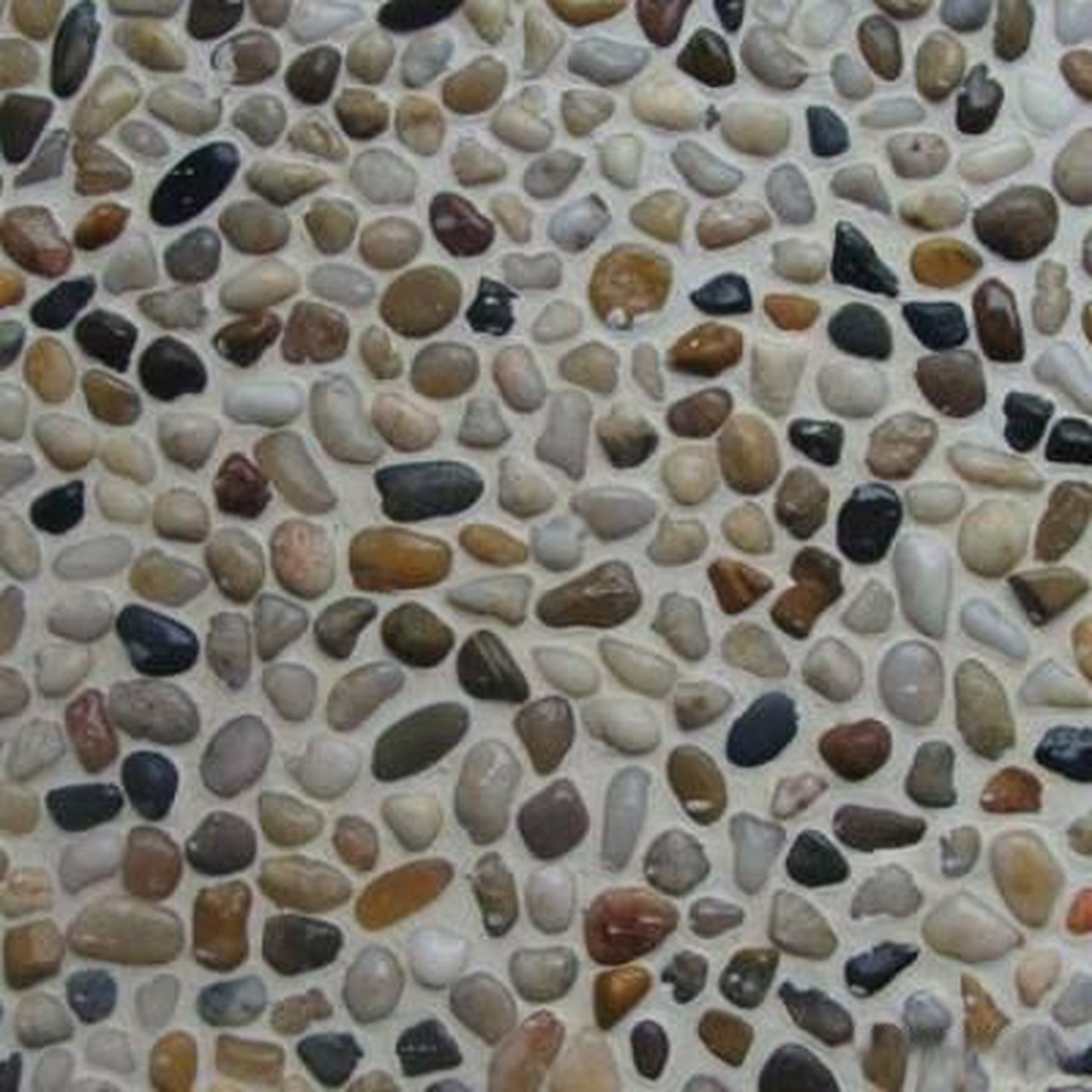 我们仔细看的话,水洗石地坪是露出水泥的,里面的石子是镶嵌到里面去.