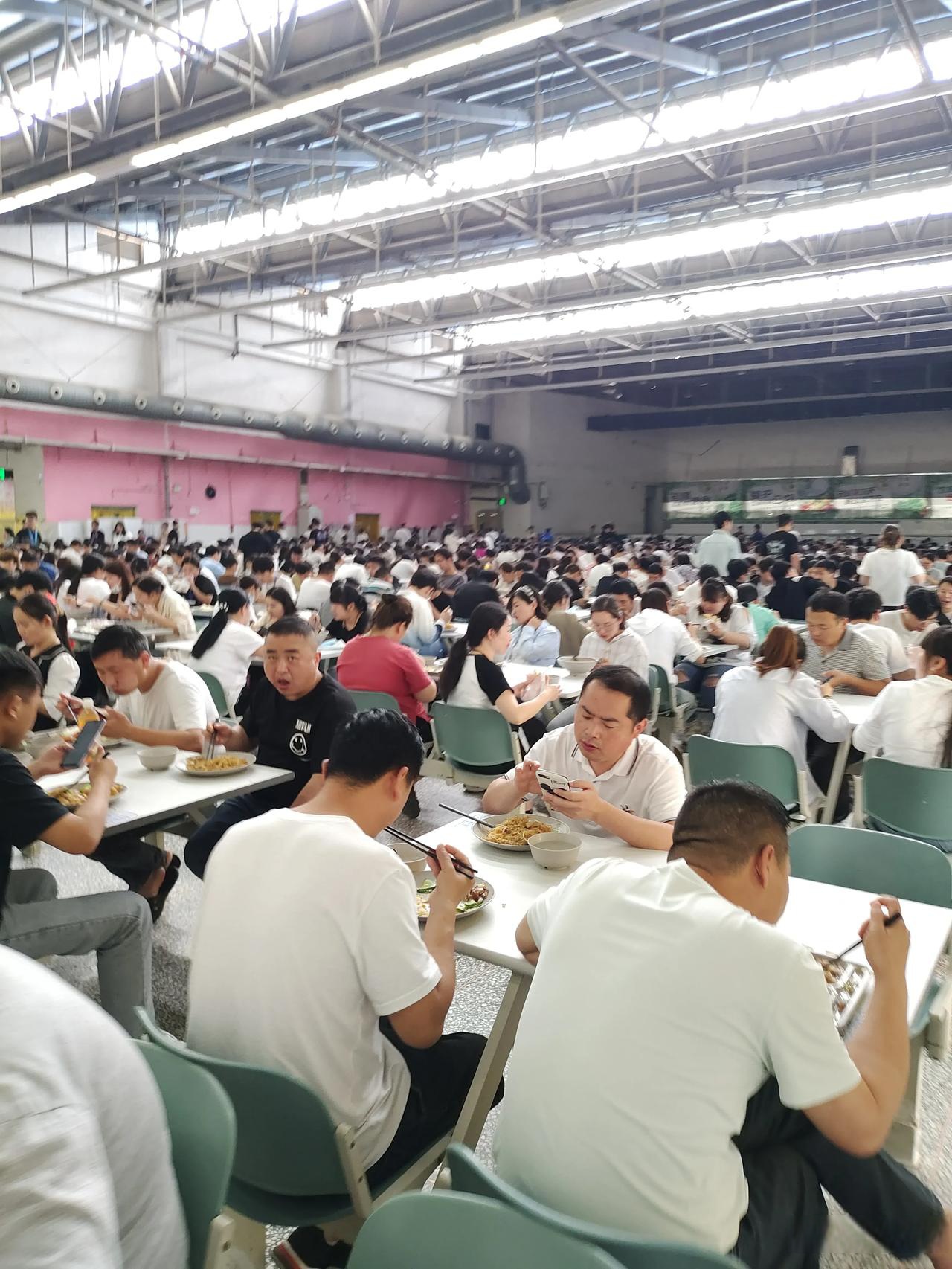 郑州富士康餐厅,首先说一下郑州富士康不是一个餐厅或者几个餐厅,一共