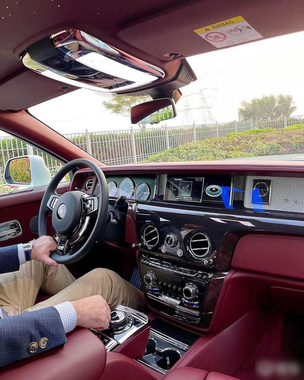 保时捷,劳斯莱斯,布加迪以及柯尼塞格等品牌的超豪跑车内饰,更是力求