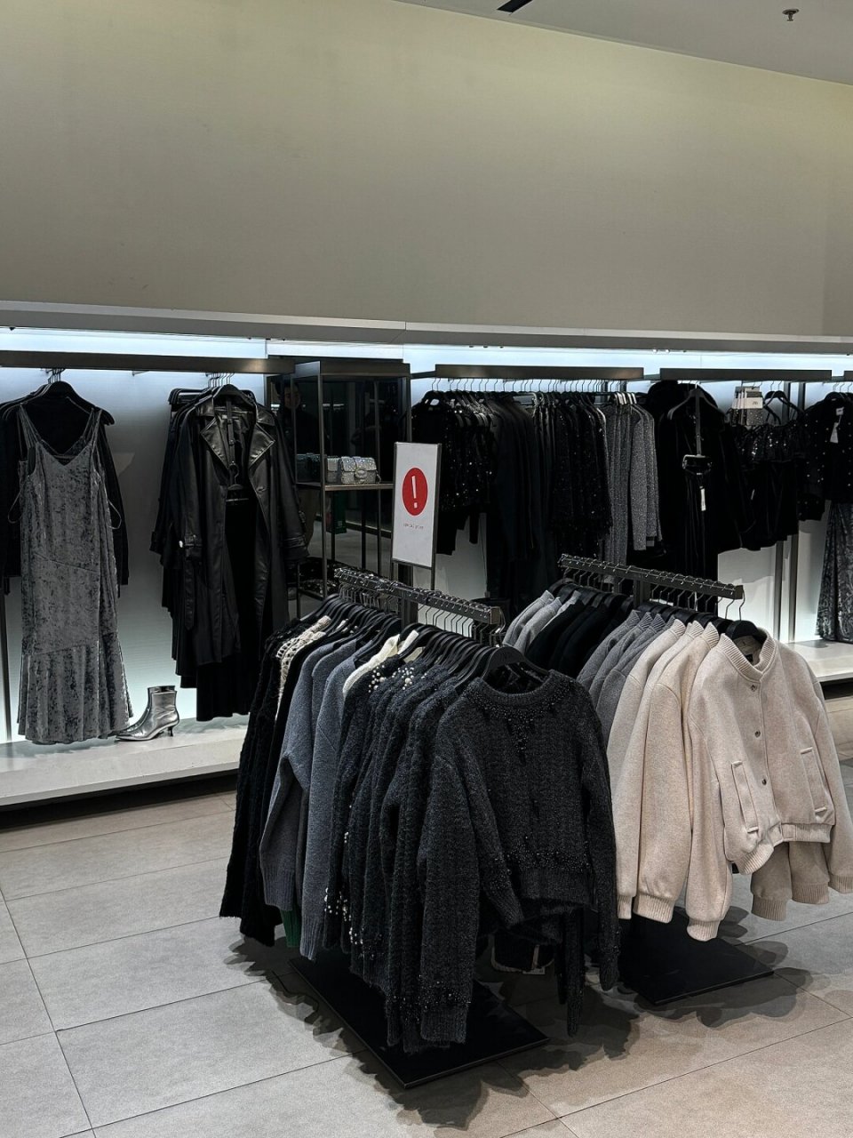 蛮高级的暗黑色系 配亮片和珠珠好闪好美丽啊 这个带钻的连裤袜绝了!