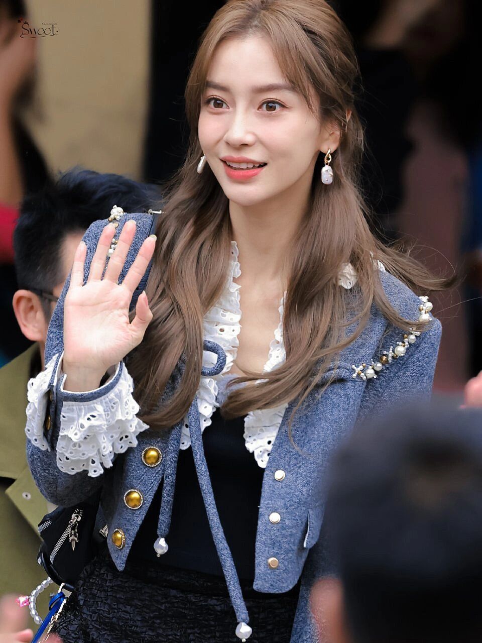 白鹿,乔欣,沈月则是甜美少女风,低马尾