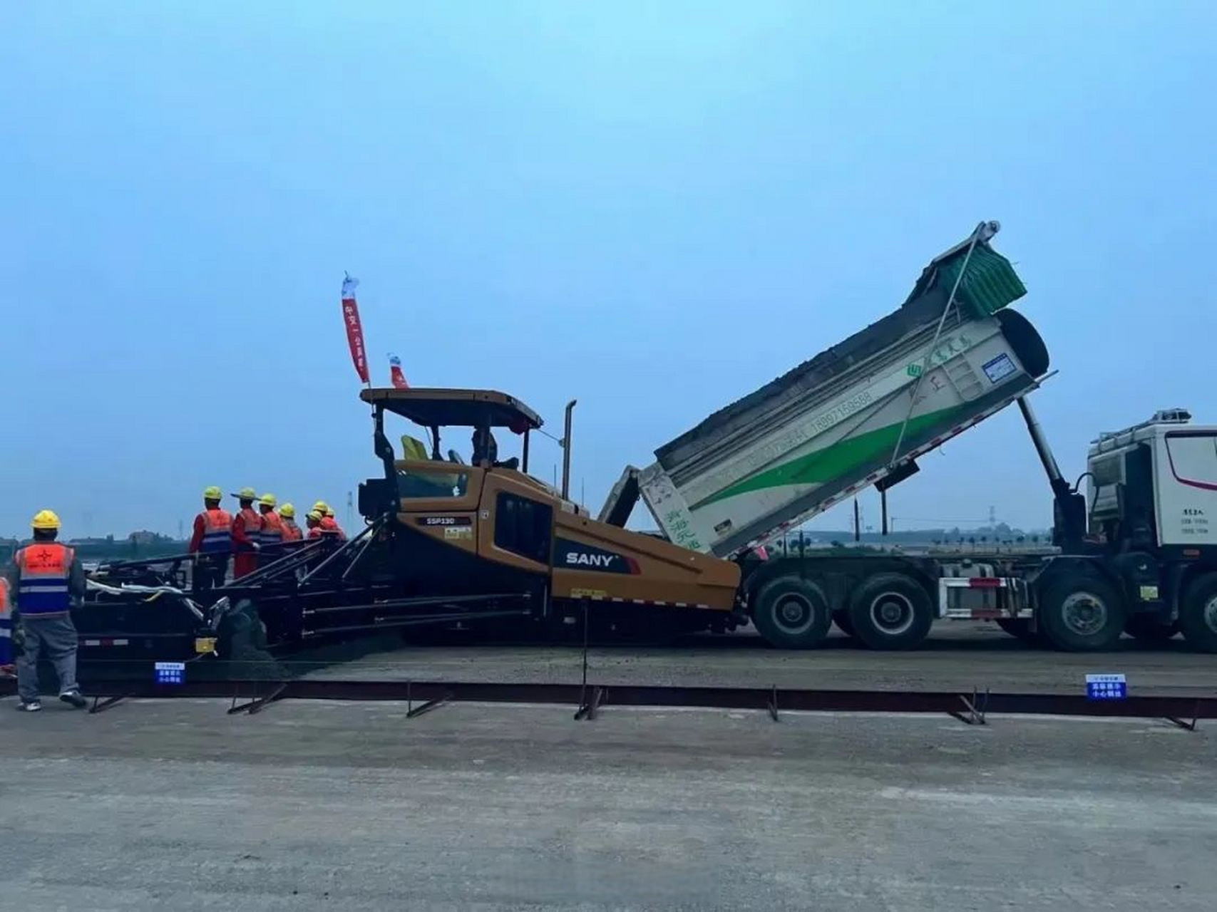 三一c10系列ssp130c-10大宽度摊铺机完成207国道路面的水稳摊铺作业