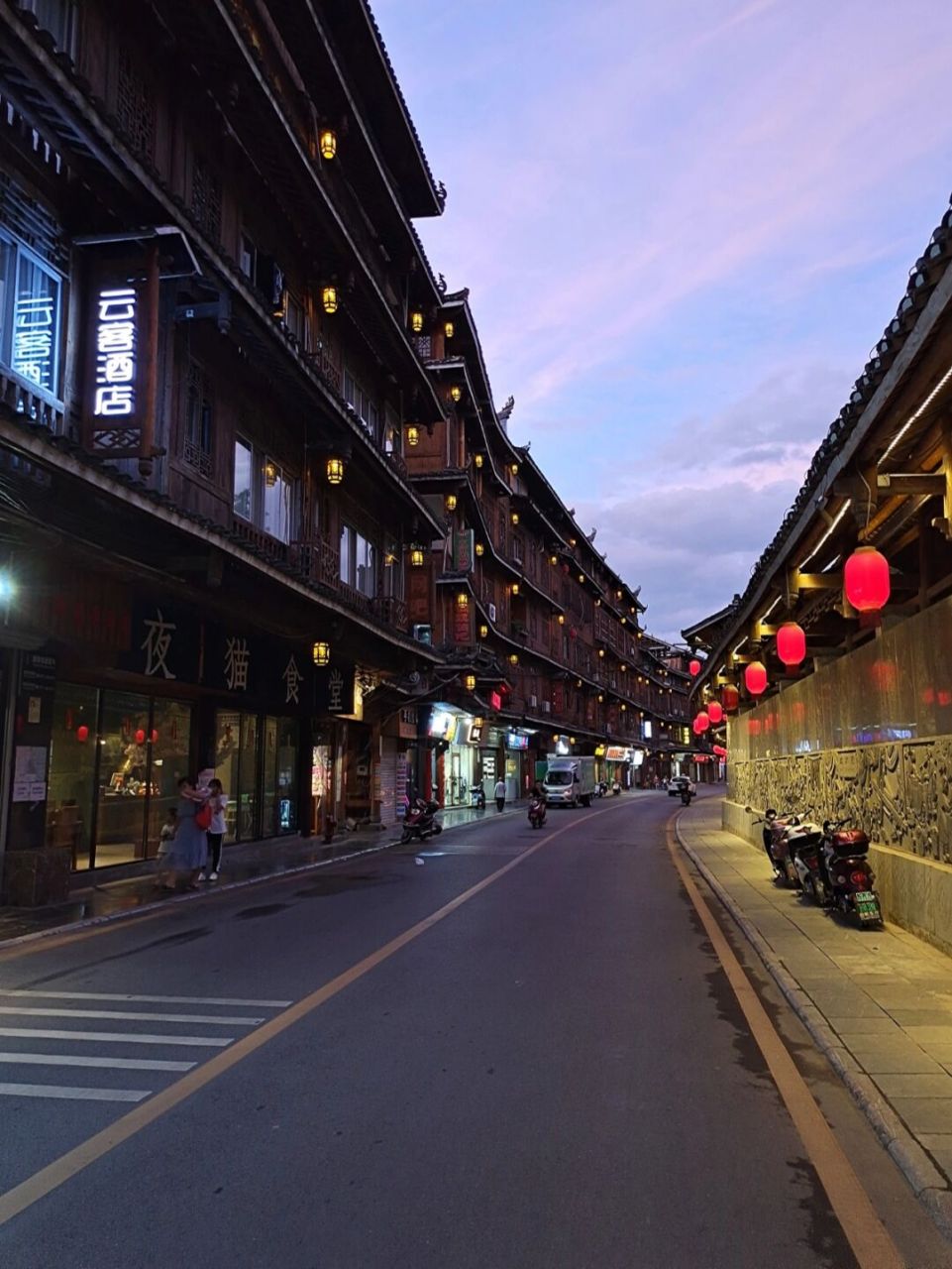 月亮街位于三江县城内,临江,是一条特色商业街,这里有很多宾馆,小吃