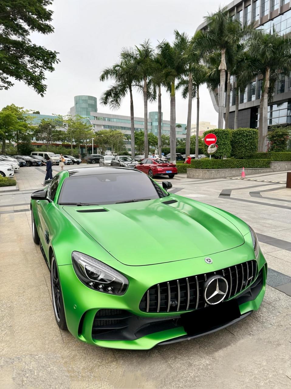 纽北后驱之王,奔驰amg gtr绿魔!这个颜色太帅了!艾特谁给你买