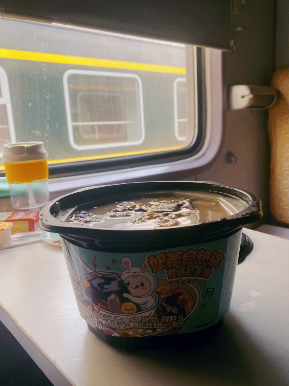 这么大的奶茶锅吃起来太爽了 香飘飘奶茶自热锅 随时随地能吃的锅装