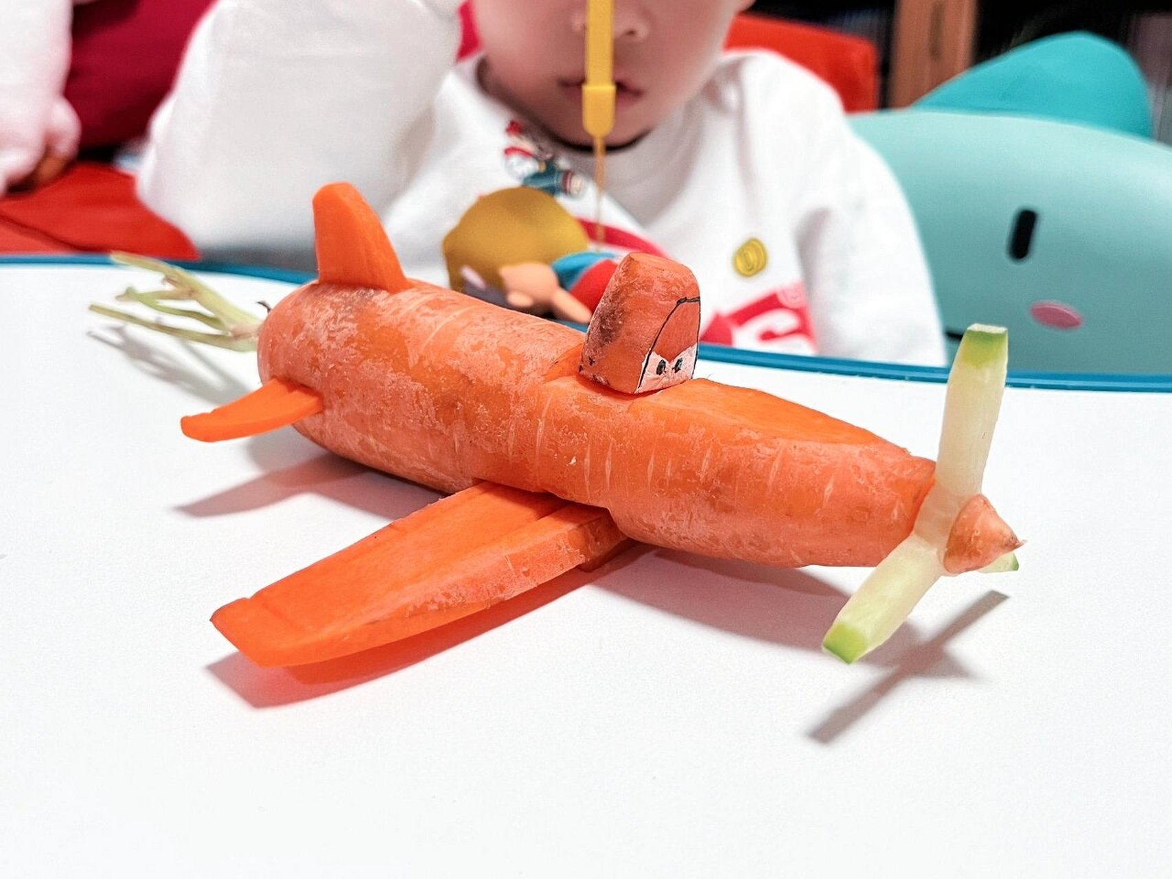 幼儿园手工作业～萝卜变身飞机德思奇 娃进入幼儿园的第一个家庭作业