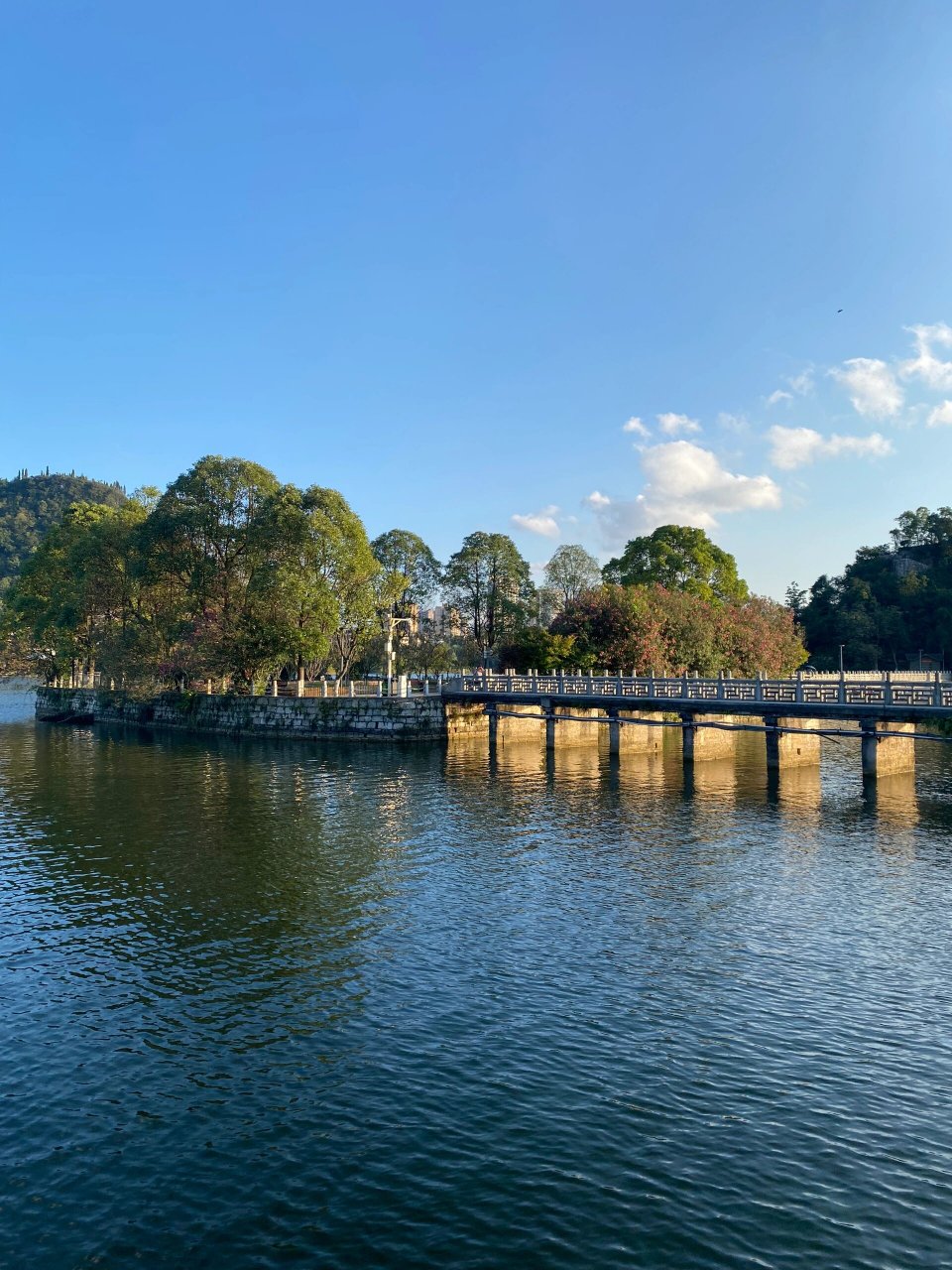 安顺市区宝藏景点:虹山湖公园/虹山公园 虹山公园,又叫虹山湖公园,是