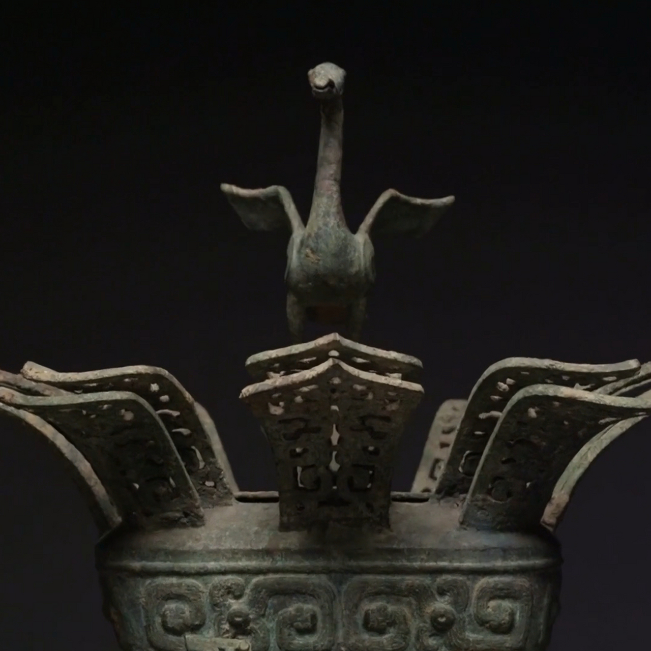 【莲鹤方壶,"青铜时代的绝唱"】 - 莲鹤方壶,1923 年出土于河南新郑