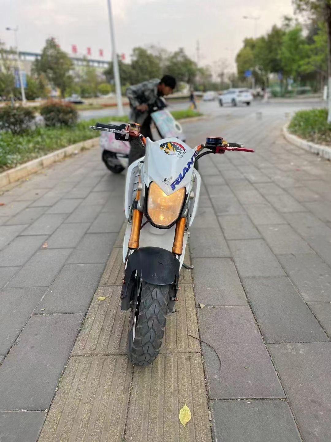 仿赛道高配小猴子m5电摩 铝合金弯把龙头!