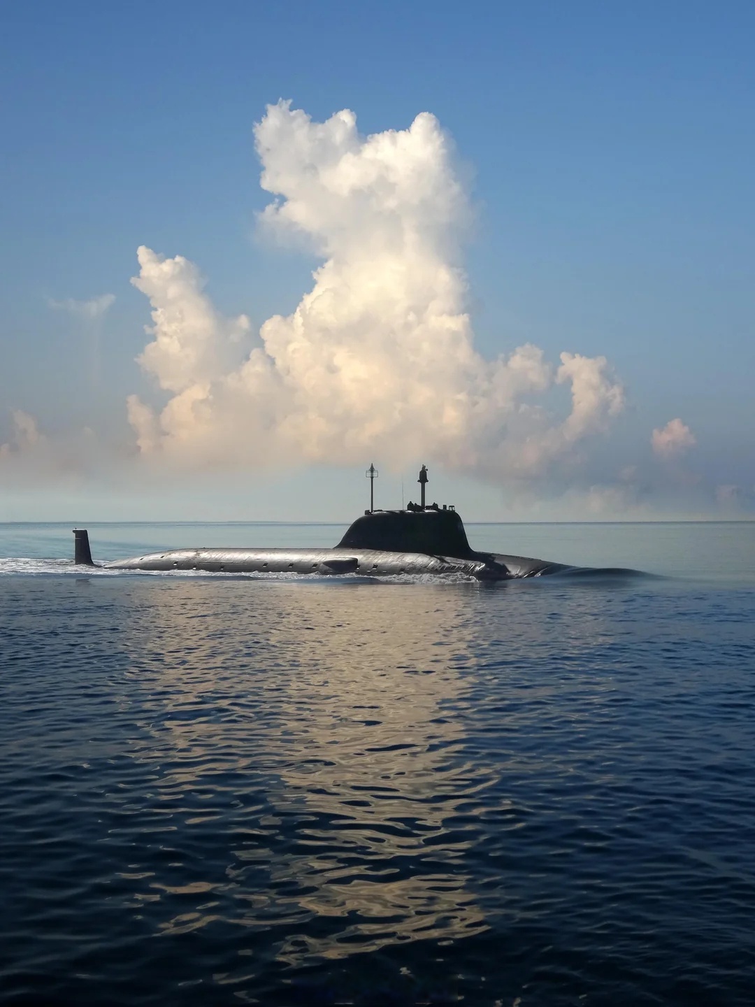 烽火问鼎计划# #趣聊军事圈# 航行中的俄海军亚森m级攻击核潜艇新