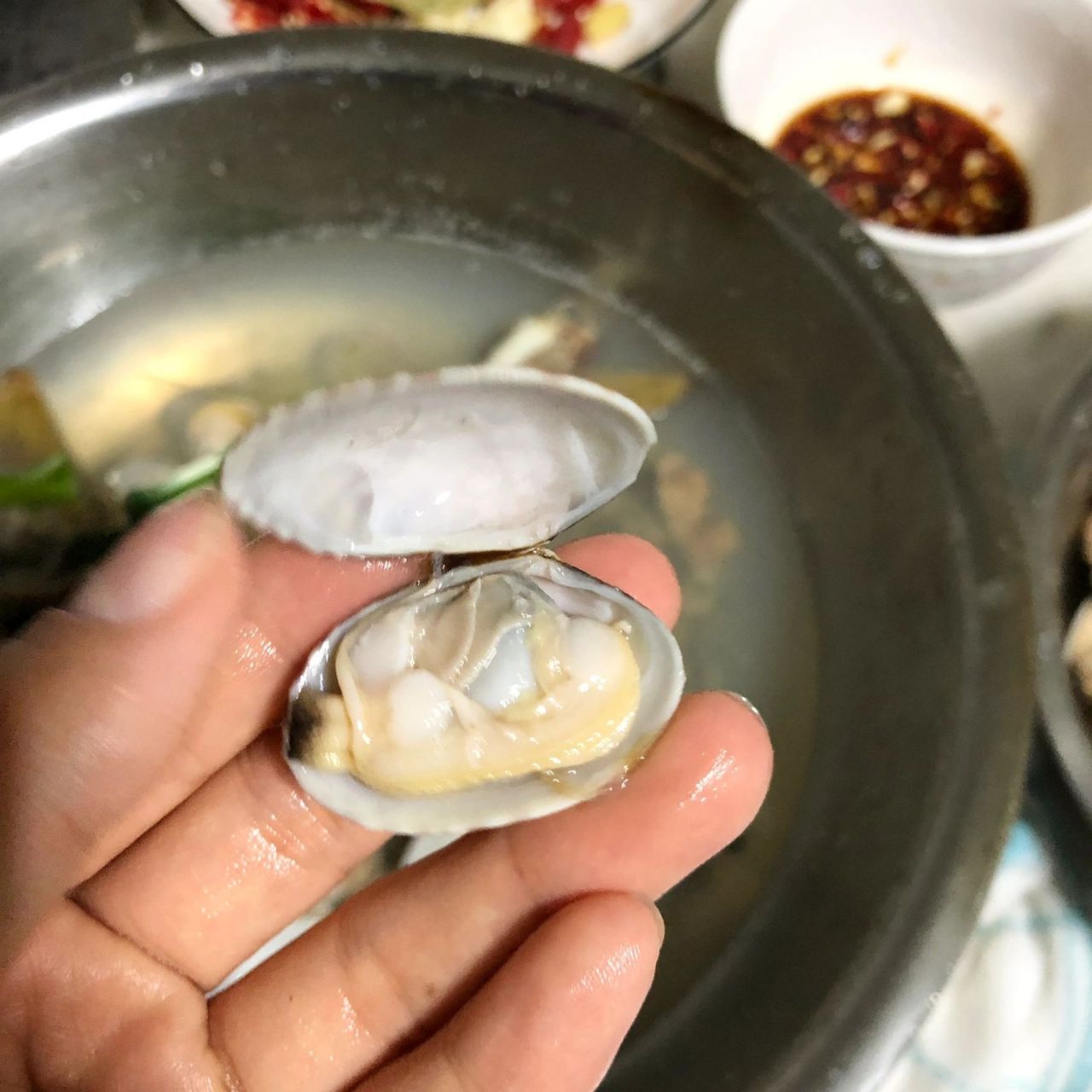 1.花甲先用盐浸泡一会滤沙子 2.