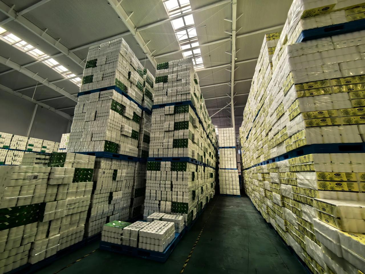 头一回看到数量堆放如此之多的卫生用品仓库,甚是壮观!