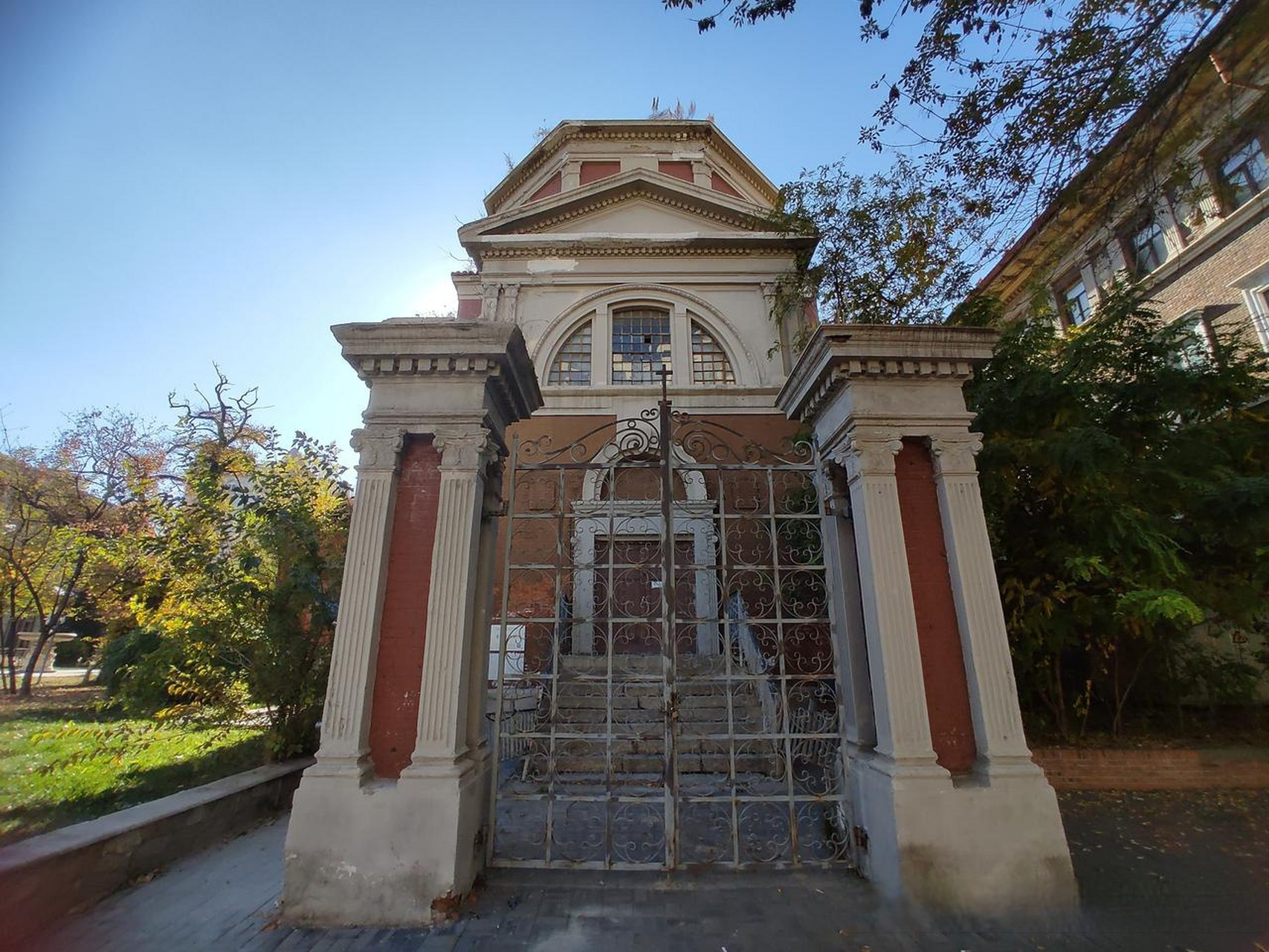 位于天津市河北区建国道上的圣心堂旧址,是一处独特的教堂遗址.