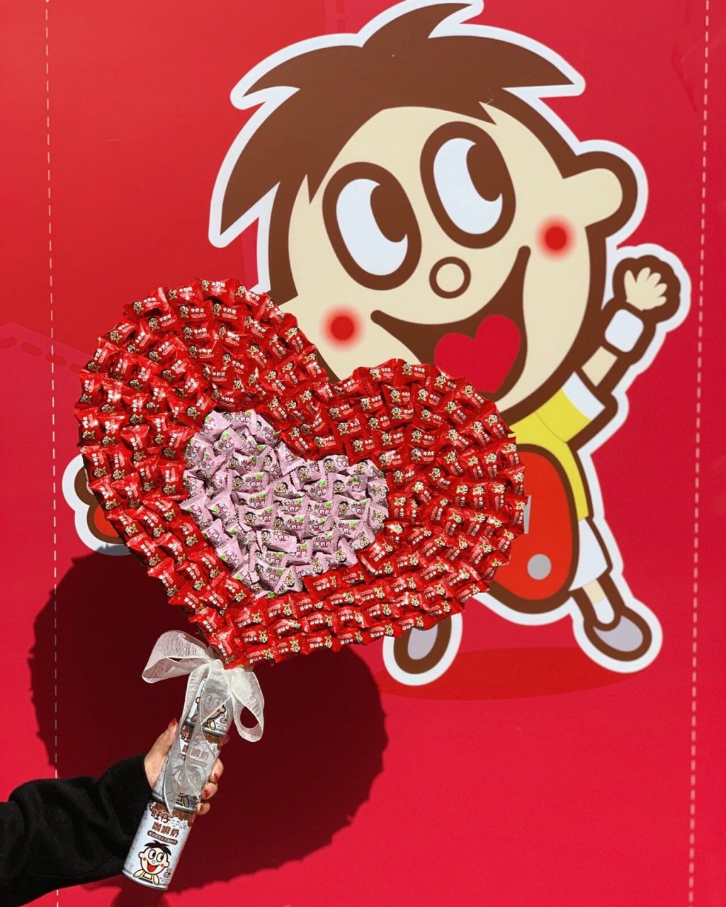 情人节快乐95旺仔牛奶糖巨型爱心棒91超甜 仔仔拿着旺仔牛奶糖