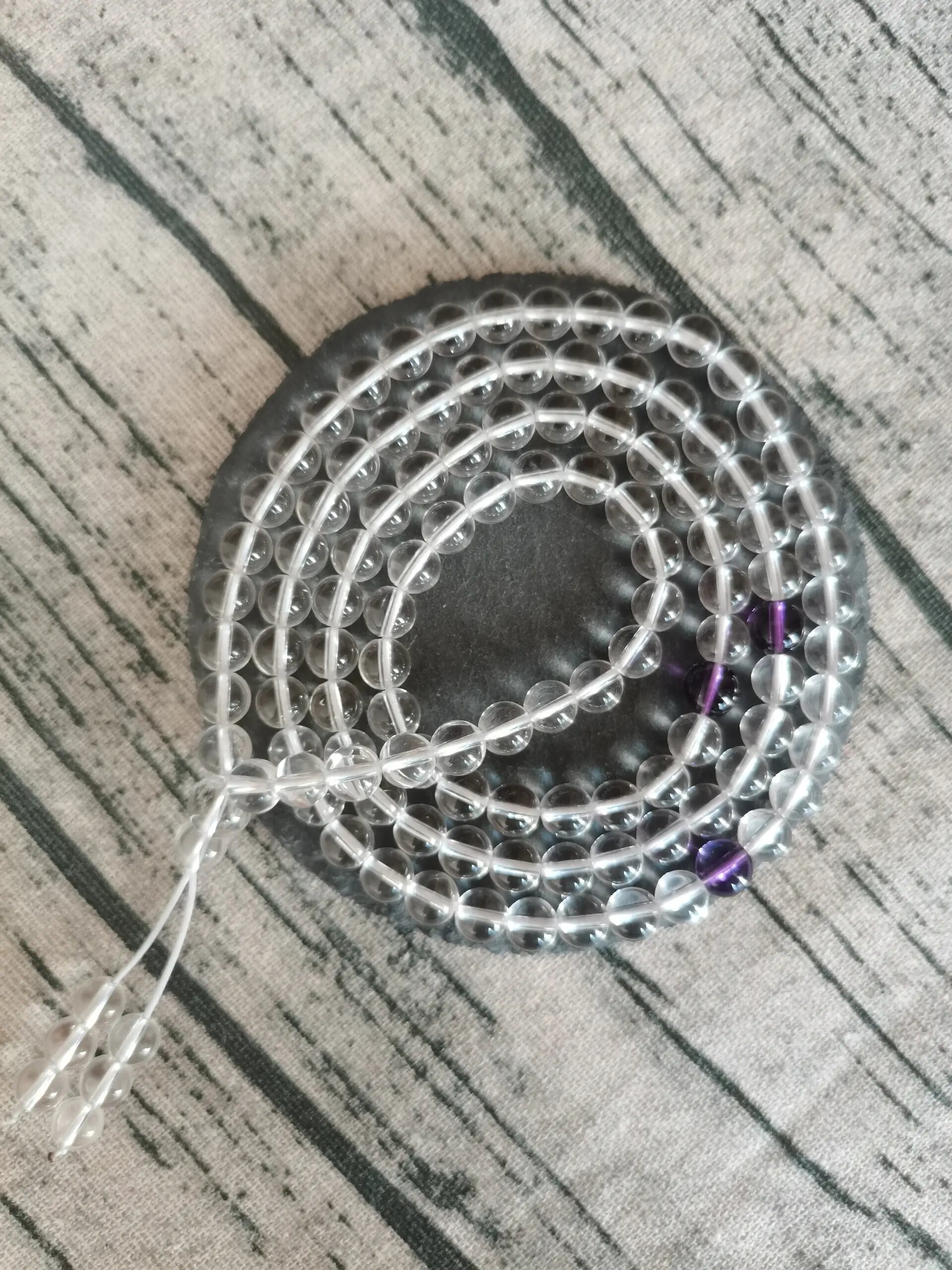 白水晶108颗佛珠 白水晶佛珠常见有108颗, 表示求正百八三昧, 断除