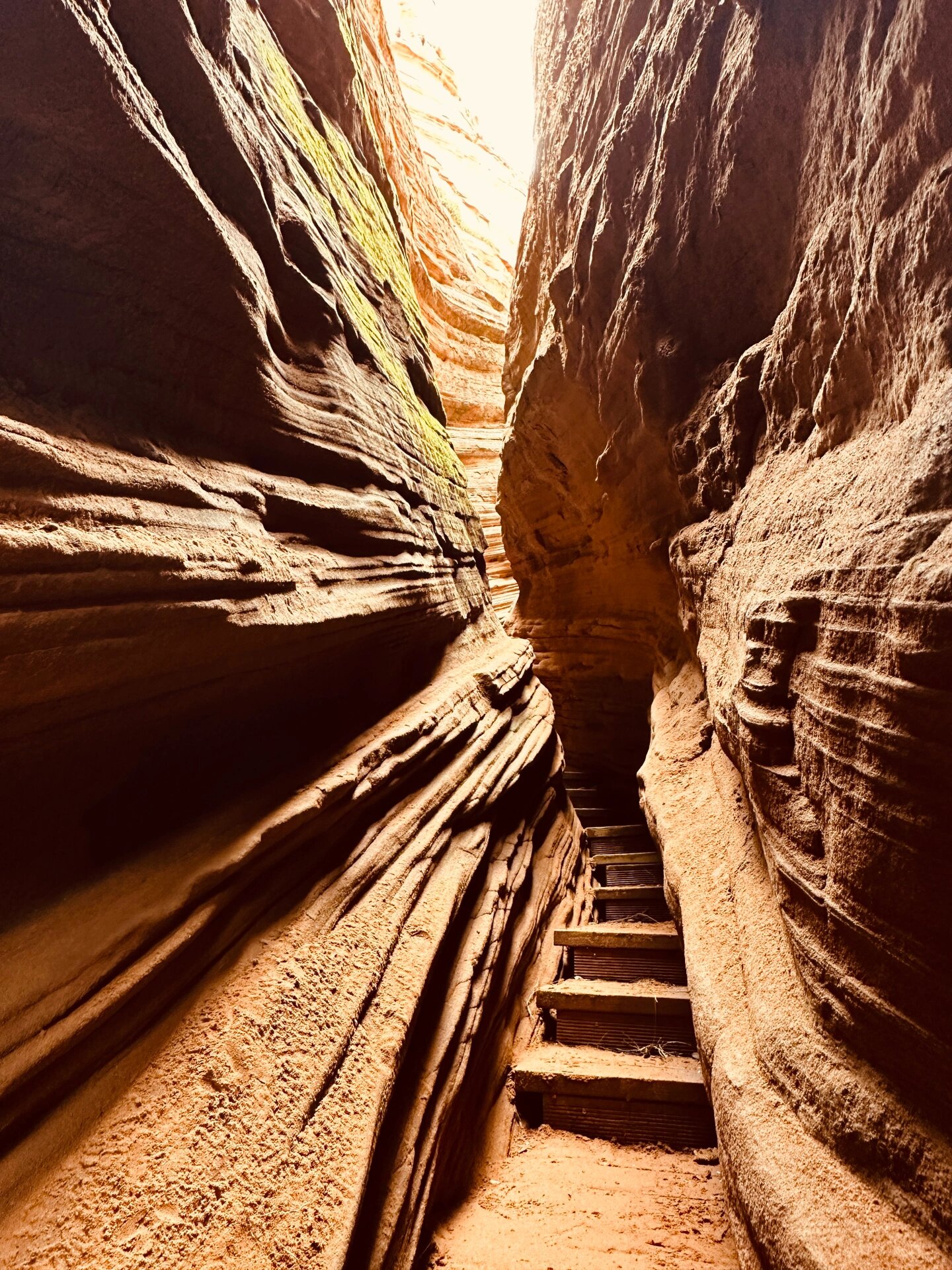 靖边波浪谷之一线天地心丹霞美景 美轮美奂,无可比拟的丹霞地貌:地心