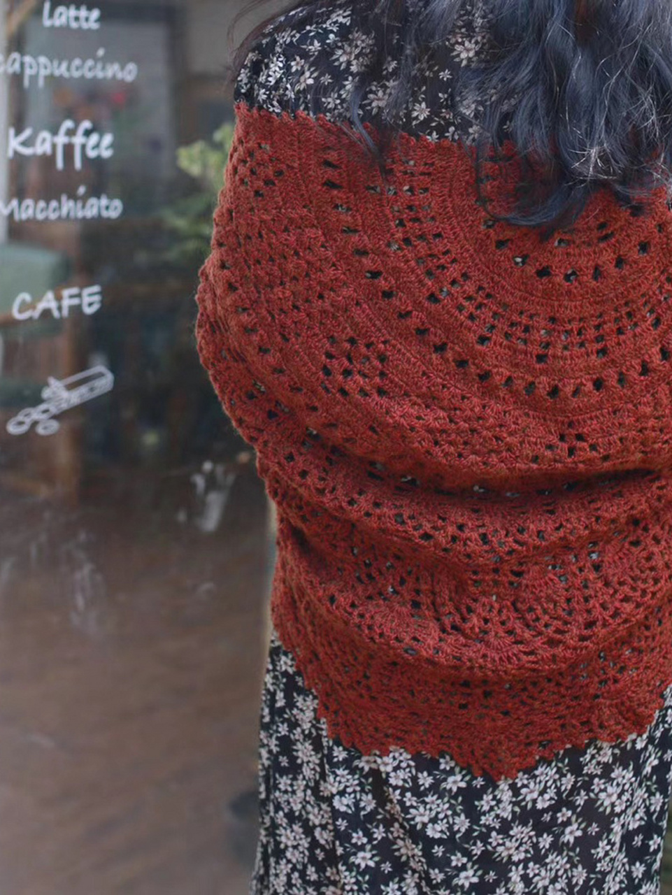 组合花样的半圆形披肩 英国kc的一款羊毛线钩编披肩,砖红色有种很文艺