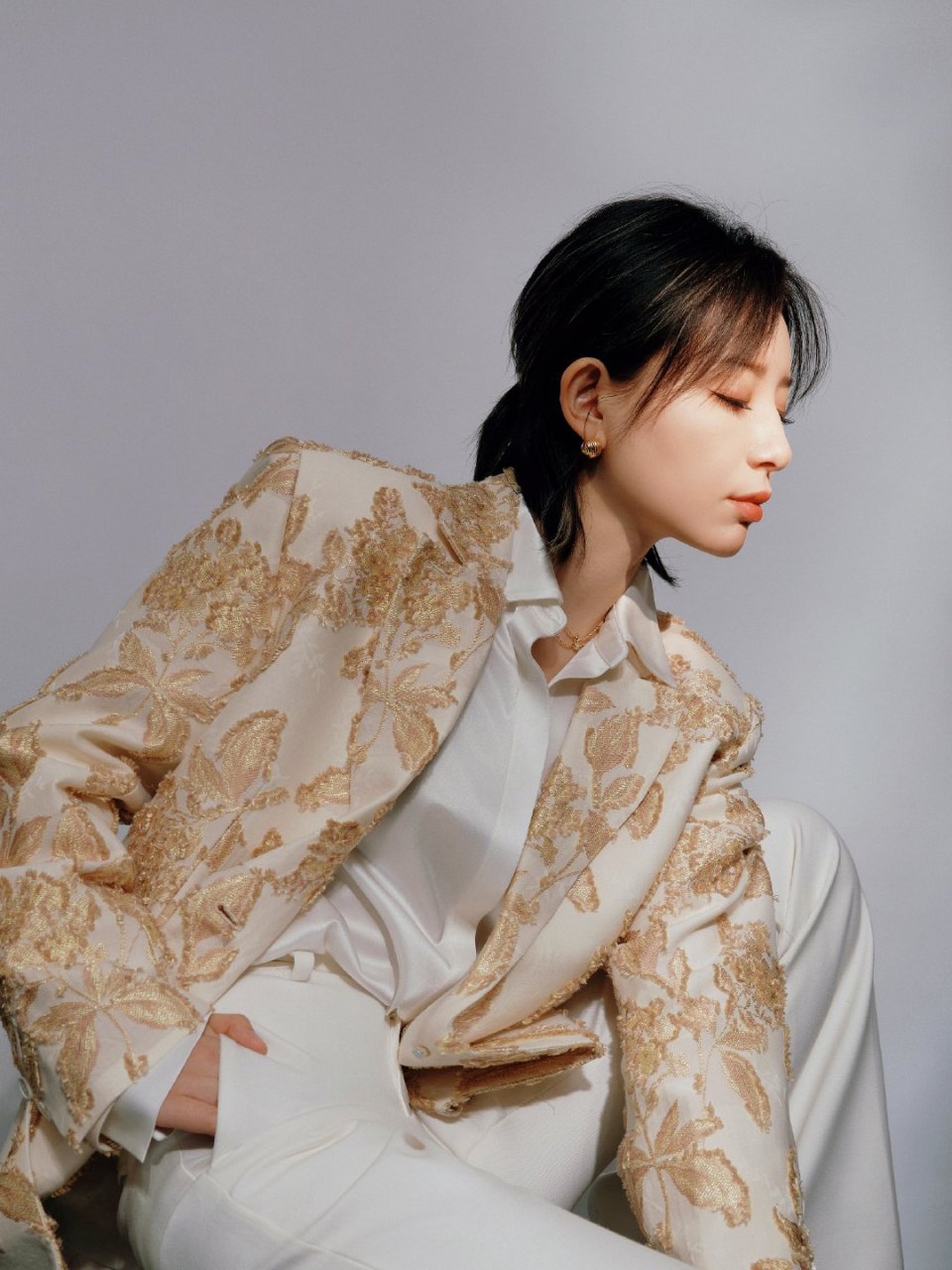 李斯丹妮日常彩蛋掉落# 精美刺绣外套,潇洒翩然国风佳人74今晚21