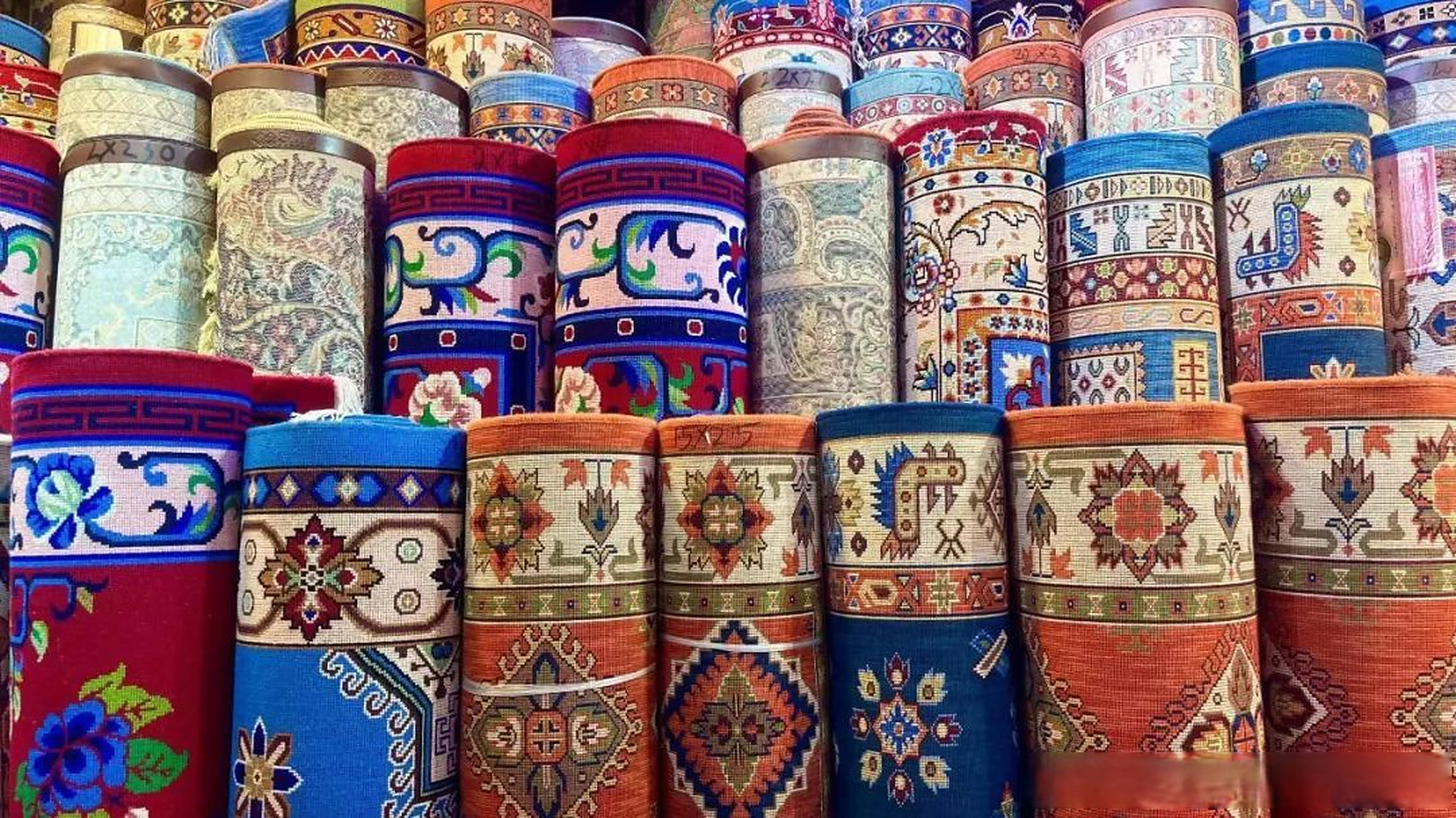 让你对新疆疯狂心动#  和田地毯具有鲜明的民族特色和浓厚的地方色彩