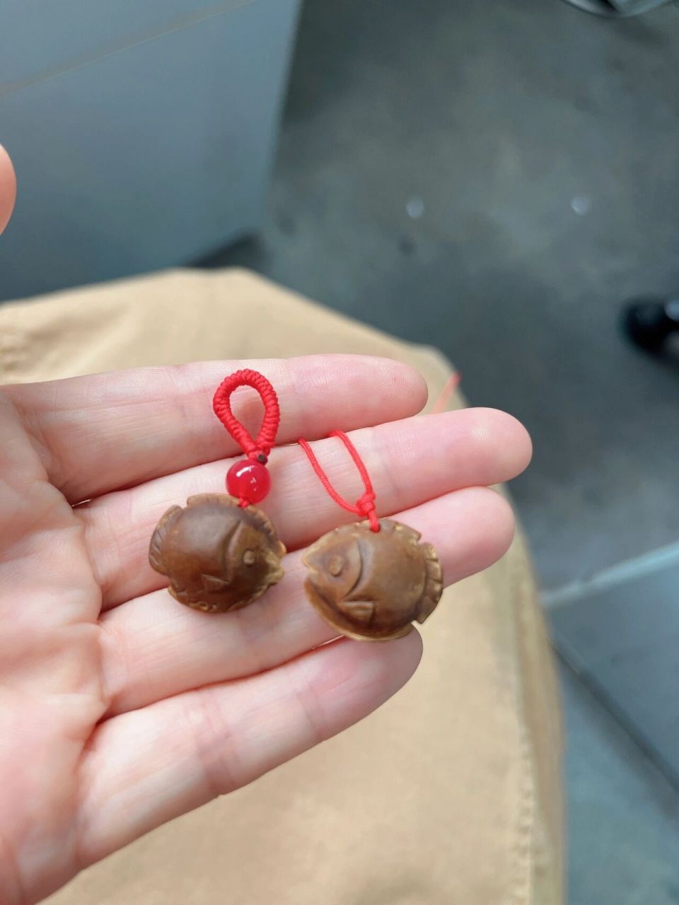 纯手工:杏核雕刻的小鱼(杏胡"幸福"小鱼) 某天在刷的时候,看到有博主