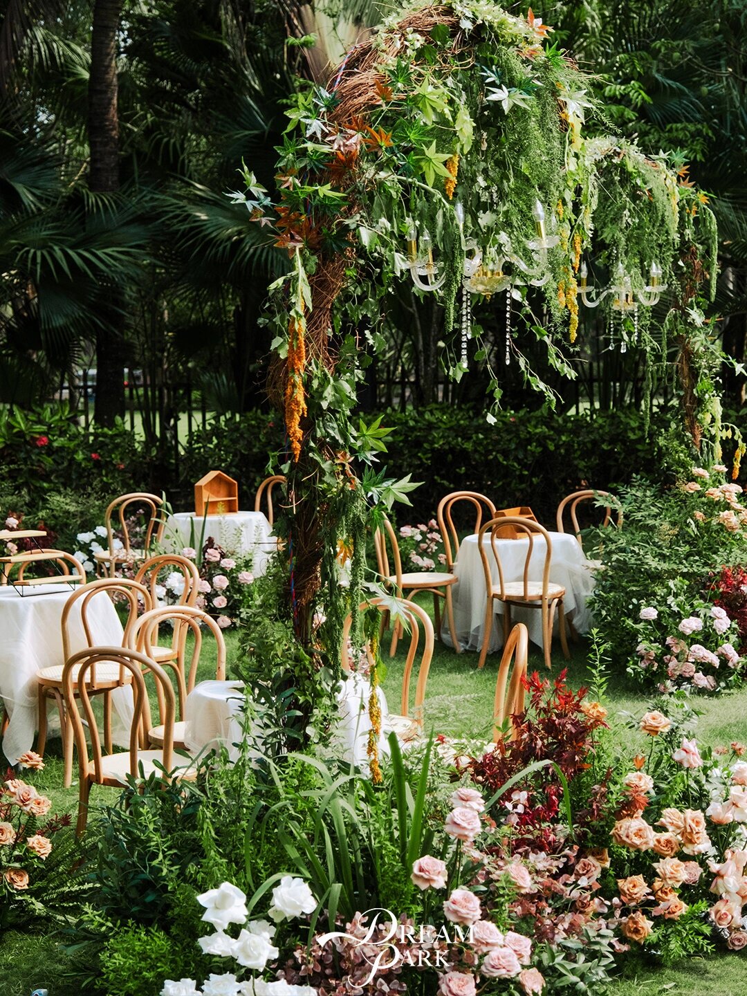 户外草坪婚礼 | 童话复古森系婚礼越看越爱