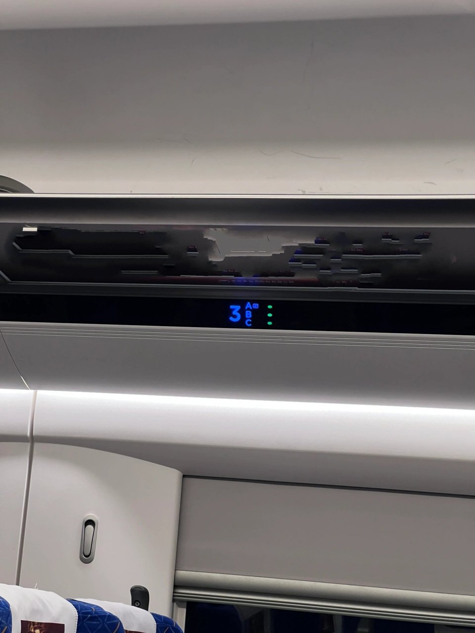 复兴号座位上有三种颜色的灯 红色:该站有人 黄色:下一站有人 绿色