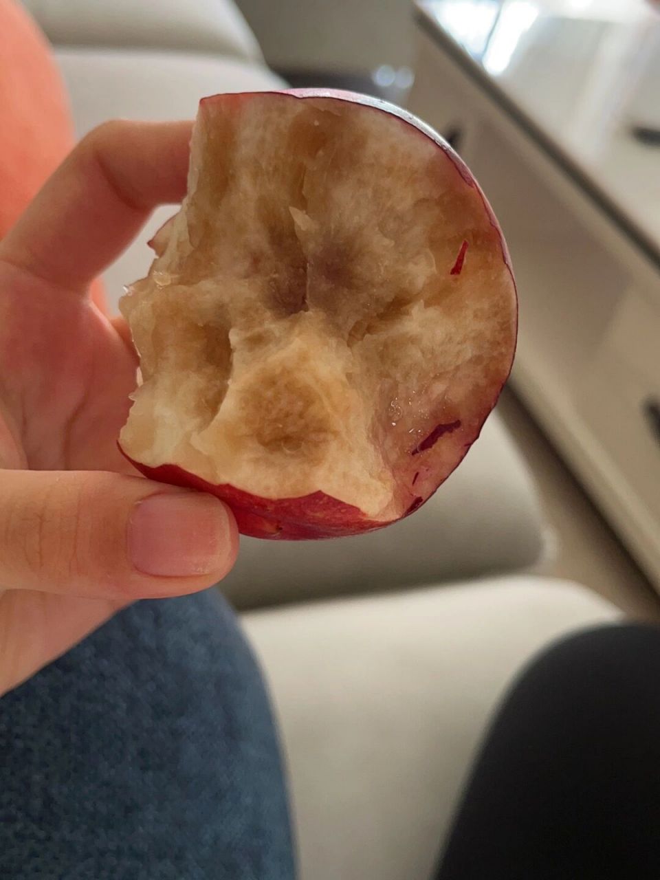 这个桃子是坏了吗?