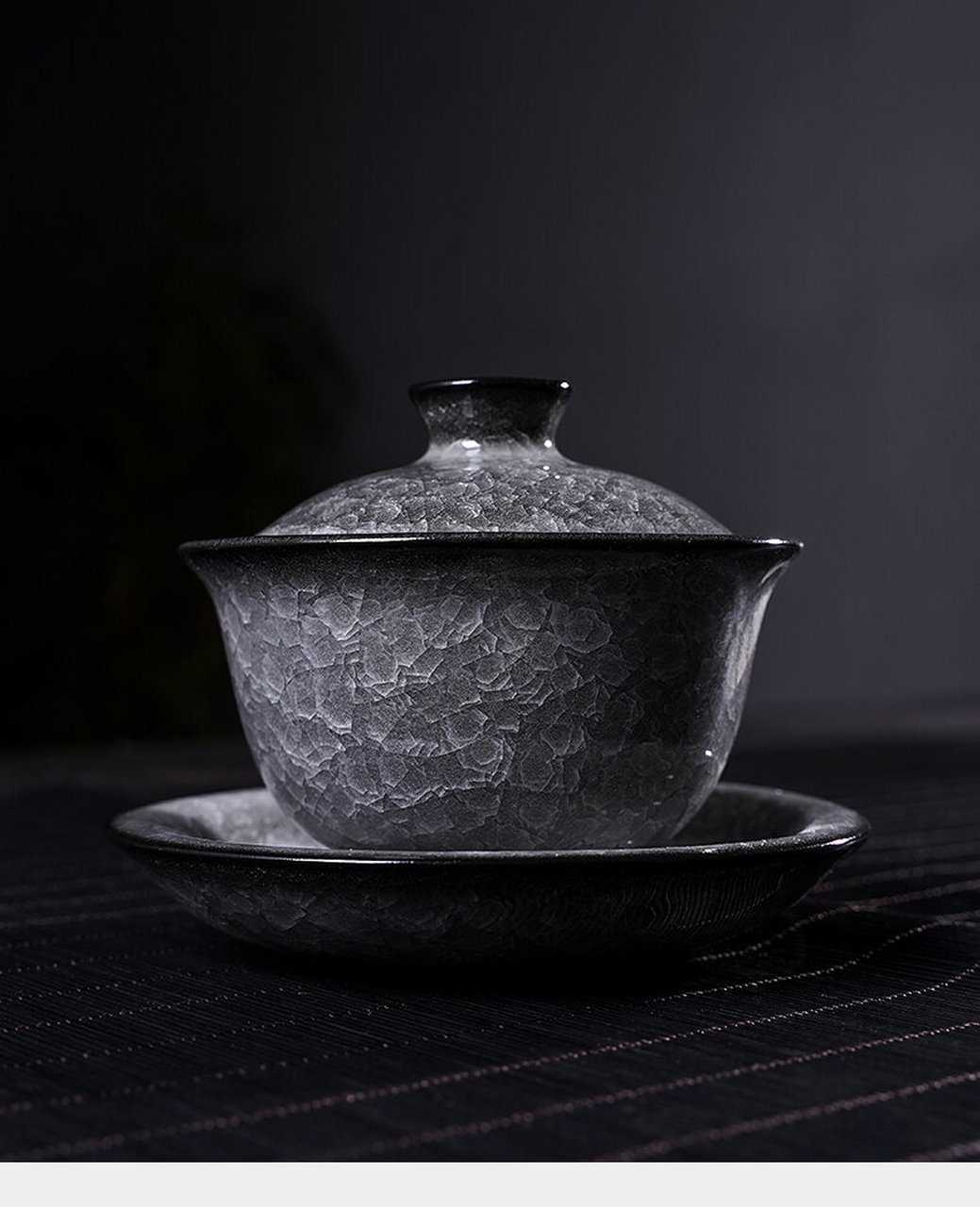 万众瞩目的冰裂纹茶具来啦060606 龙泉青瓷中的哥窑为宋代五大