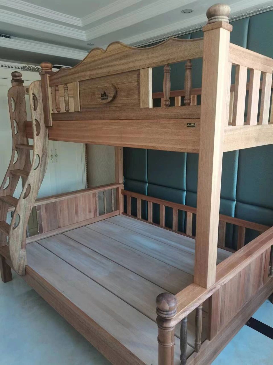 檀丝木斯文漆木家具属于第九类红木级别,是可以传承的家具,用的时间