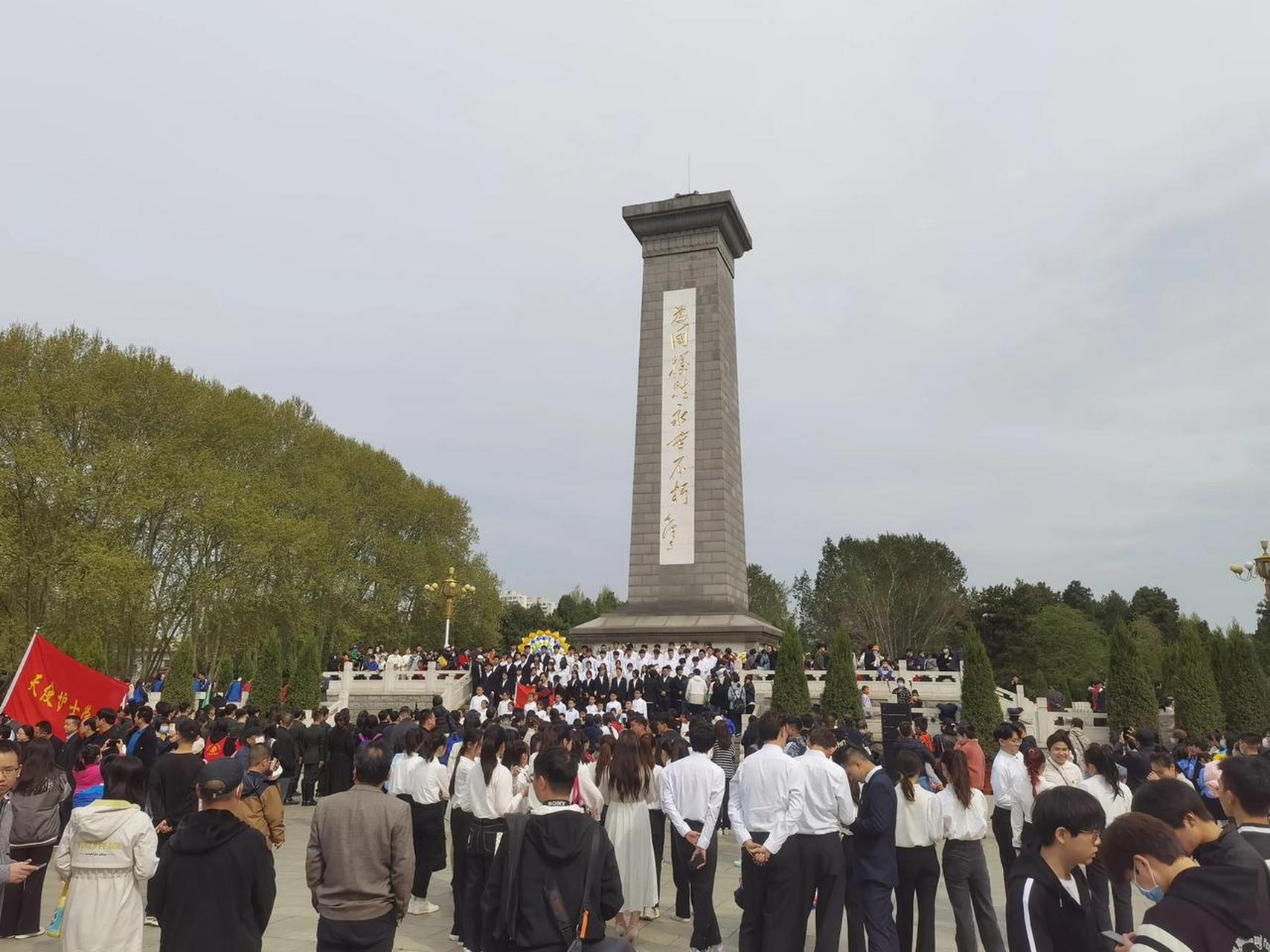 清明节,石家庄烈士陵园.熙熙攘攘的人群, 祭奠革命先烈.