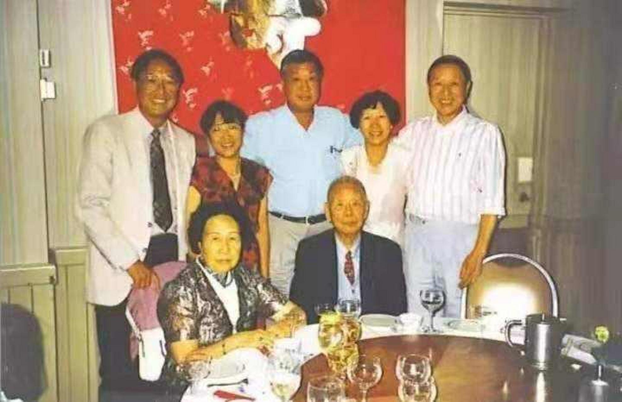 这是父亲项昌权亲手写的对联,用以勉励自己,也激励后人.