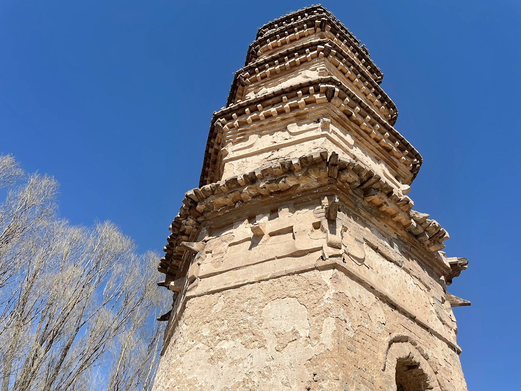 定襄迴凤砖塔 迴凤砖塔位于山西省忻州市定襄县受禄乡回凤村东北 ,为