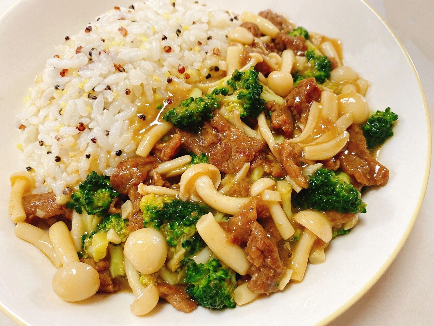 宝宝辅食|西兰花菌菇牛肉饭 鲜嫩多汁超下 hi～今天分享一份鲜嫩多汁