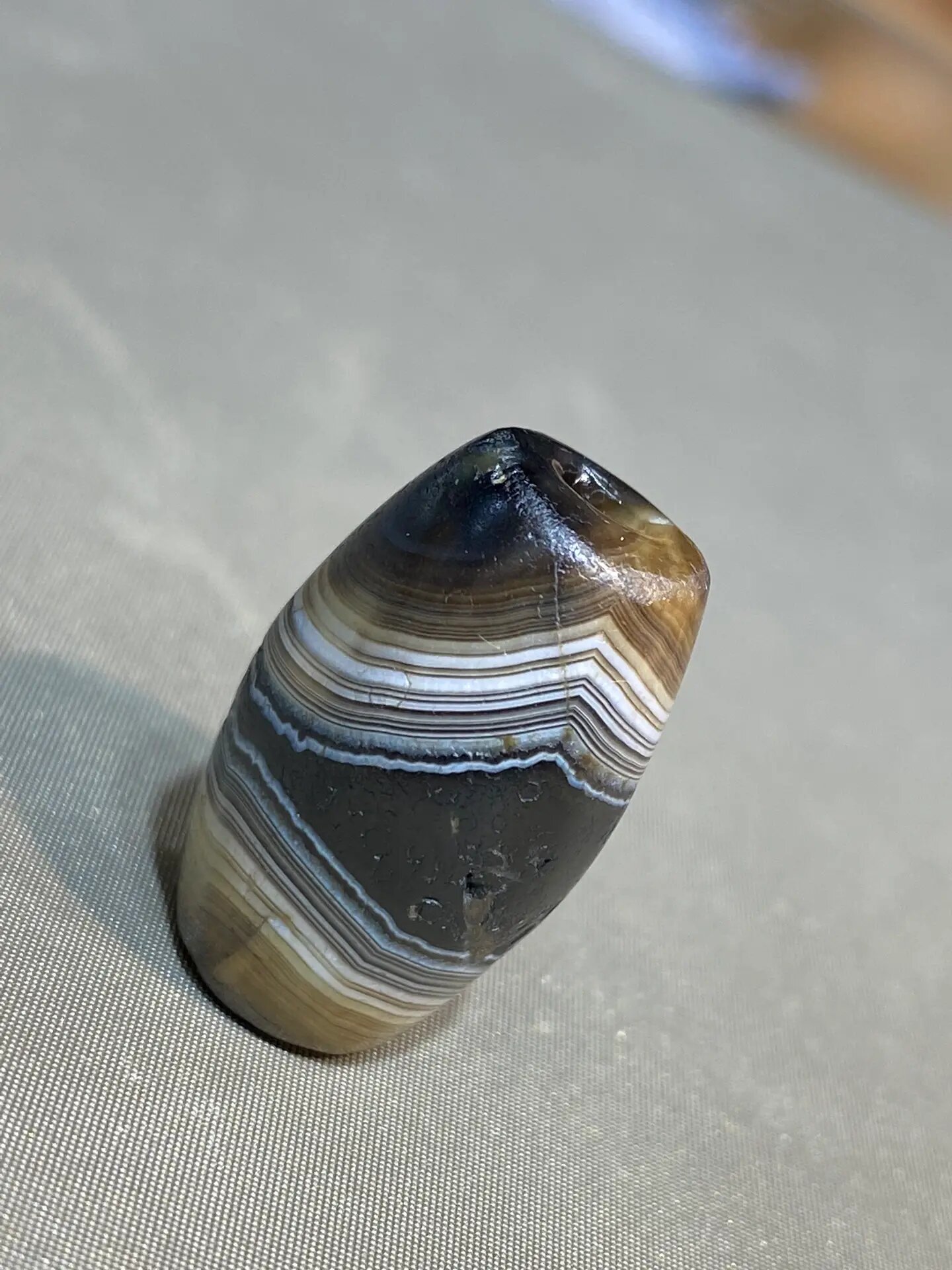 千年缠丝玛瑙,几千年的时光打磨出来的光亮感, 从表皮看自然收缩的