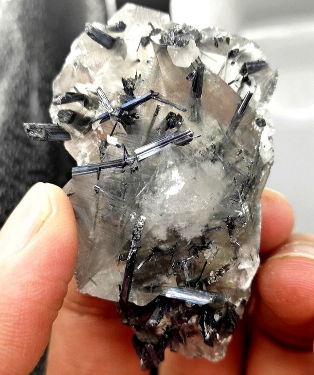 辉锑矿是锑的硫化物 ～辉锑矿(sb2s3)矿物.含锑71.