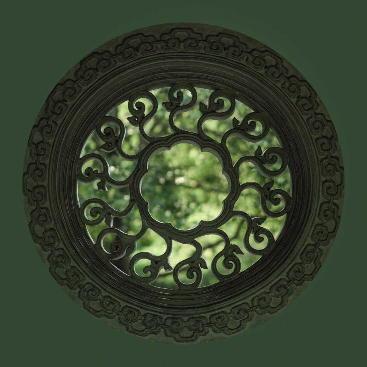 拙政园花窗之美:亦窗亦门亦景 在白粉墙上开辟窗洞 窗洞内用望砖和屋