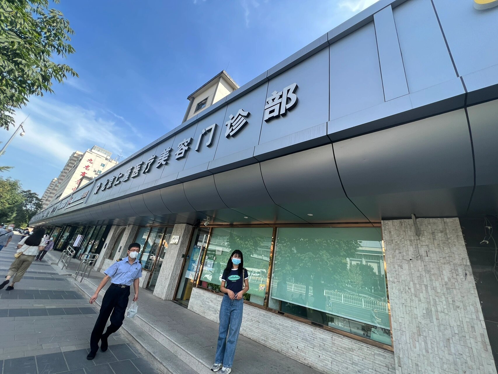 铝塑板门头招牌,街道改造,白银灰颜色 铝塑板门头招牌最常用材料之一