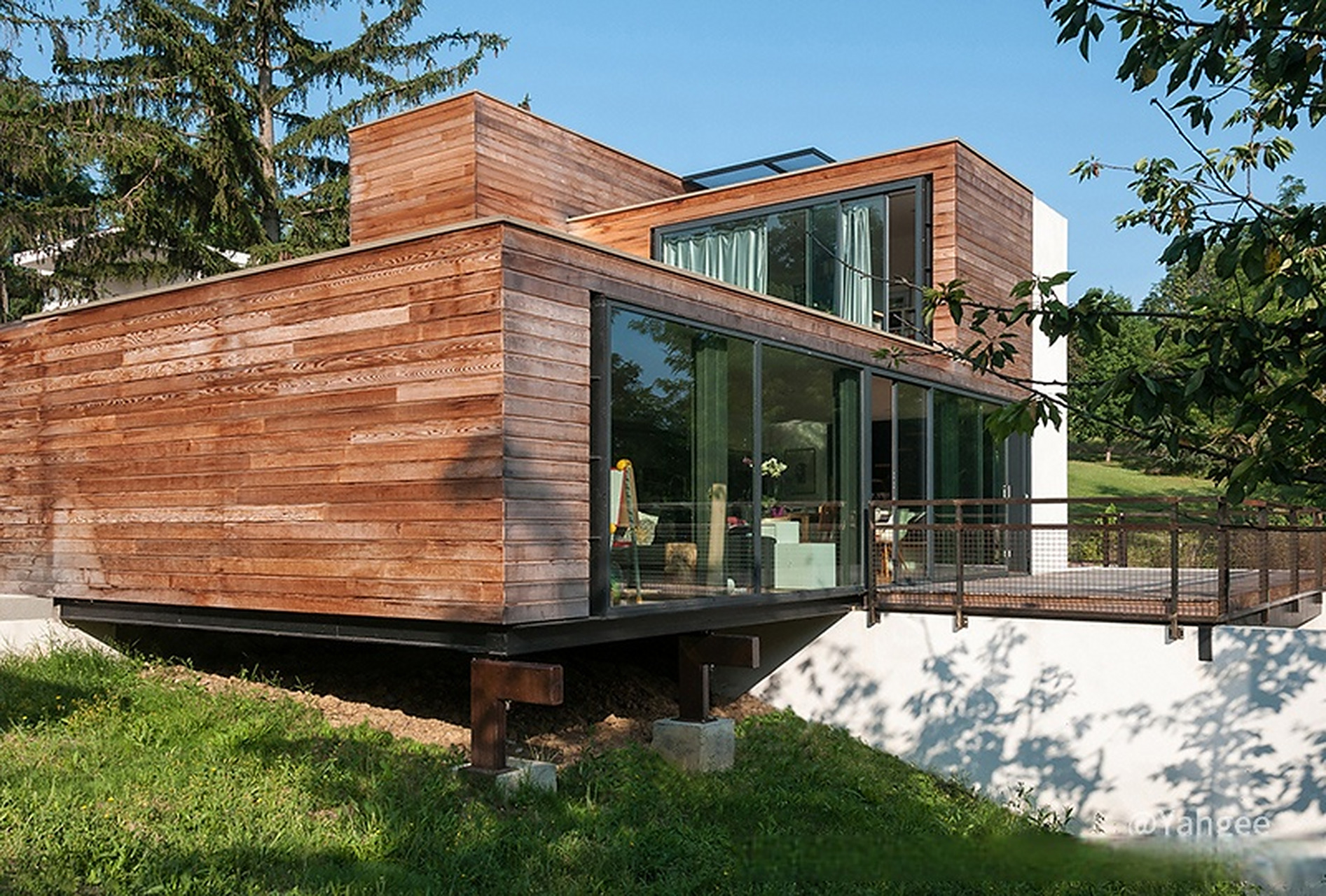 整栋集装箱住宅采用多个回收集装箱建造而成,房屋主人从绿色环保设计