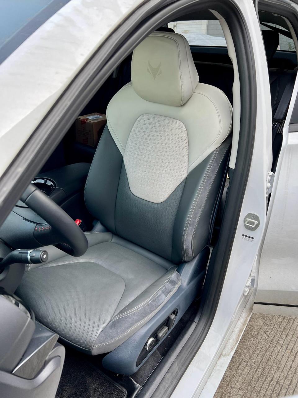 比亚迪e2改装极狐主驾驶座椅总成.